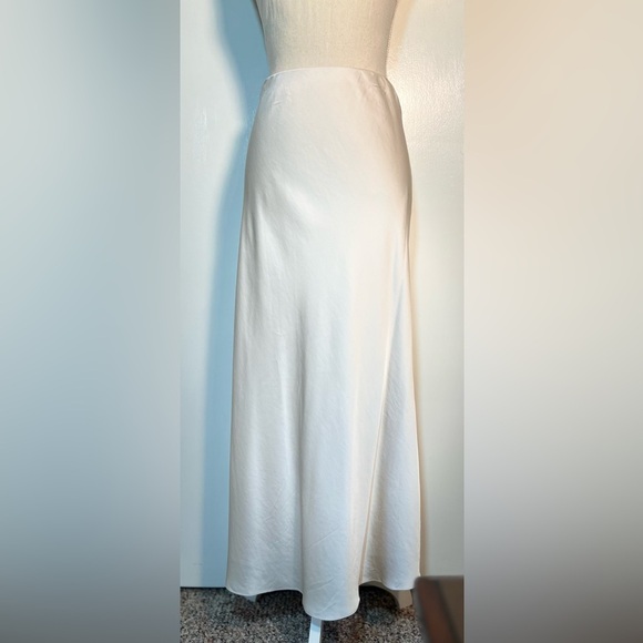 Abercrombie & Fitch NWT Satin Maxi Skirt Fully Lined Size XL Cream Color A-Line - Picture 2 of 12